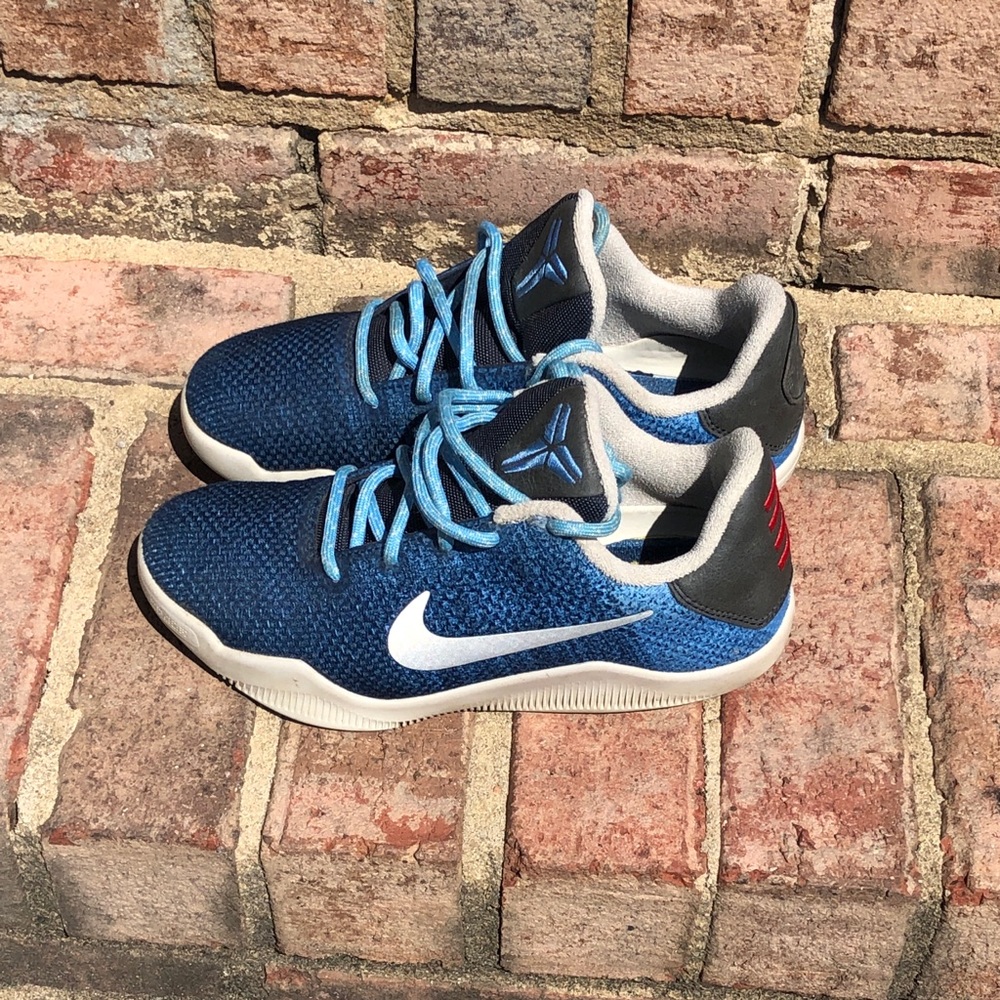 NIKE KOBE SIZE 3.5Y